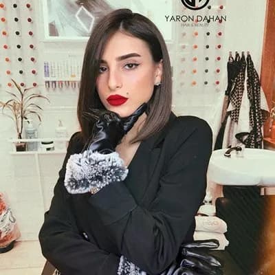 תספורת קארה חלקה בגוון חום כהה